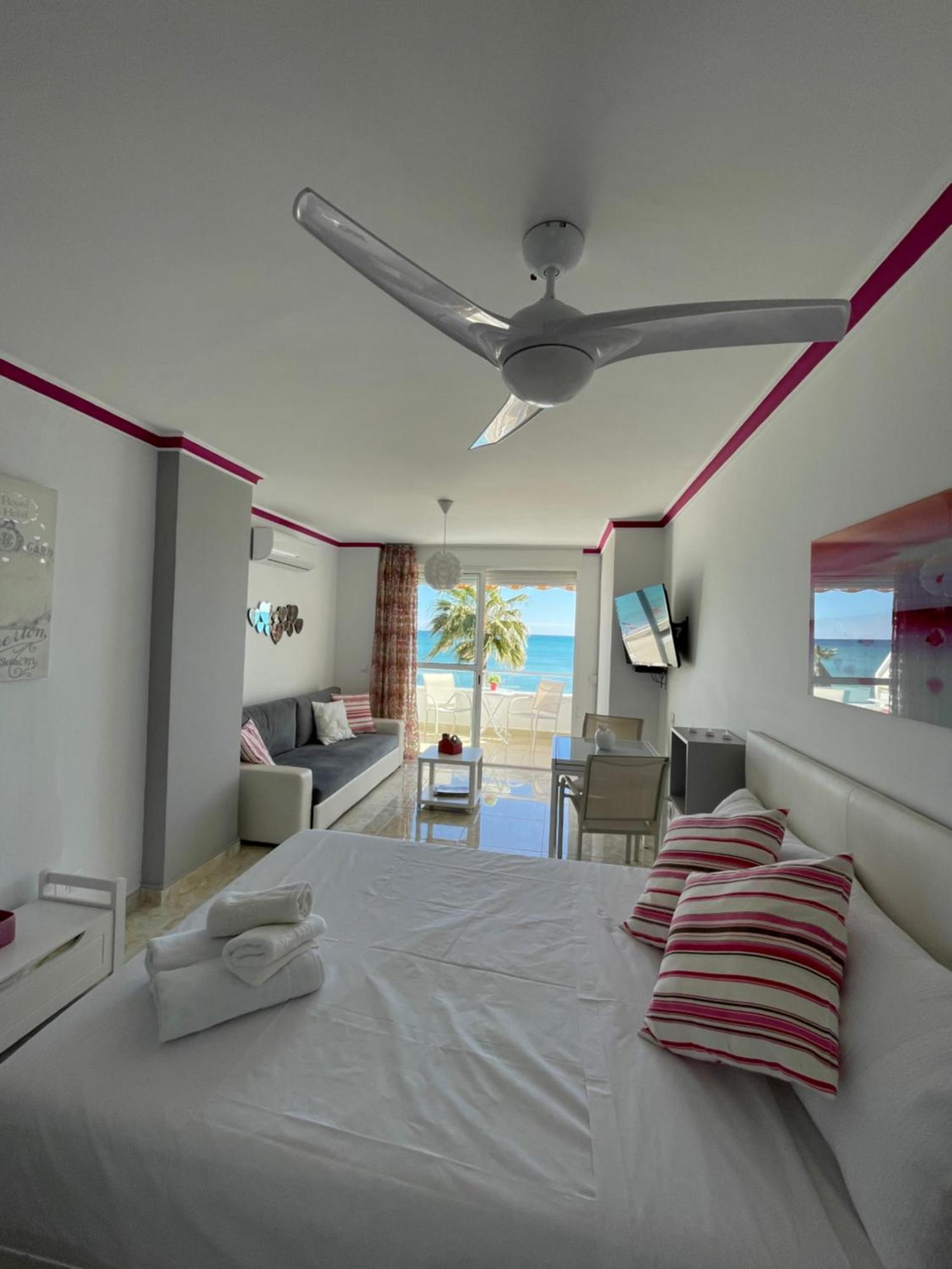 Roca Chica. Studio - First Line Beach Torremolinos Eksteriør bilde