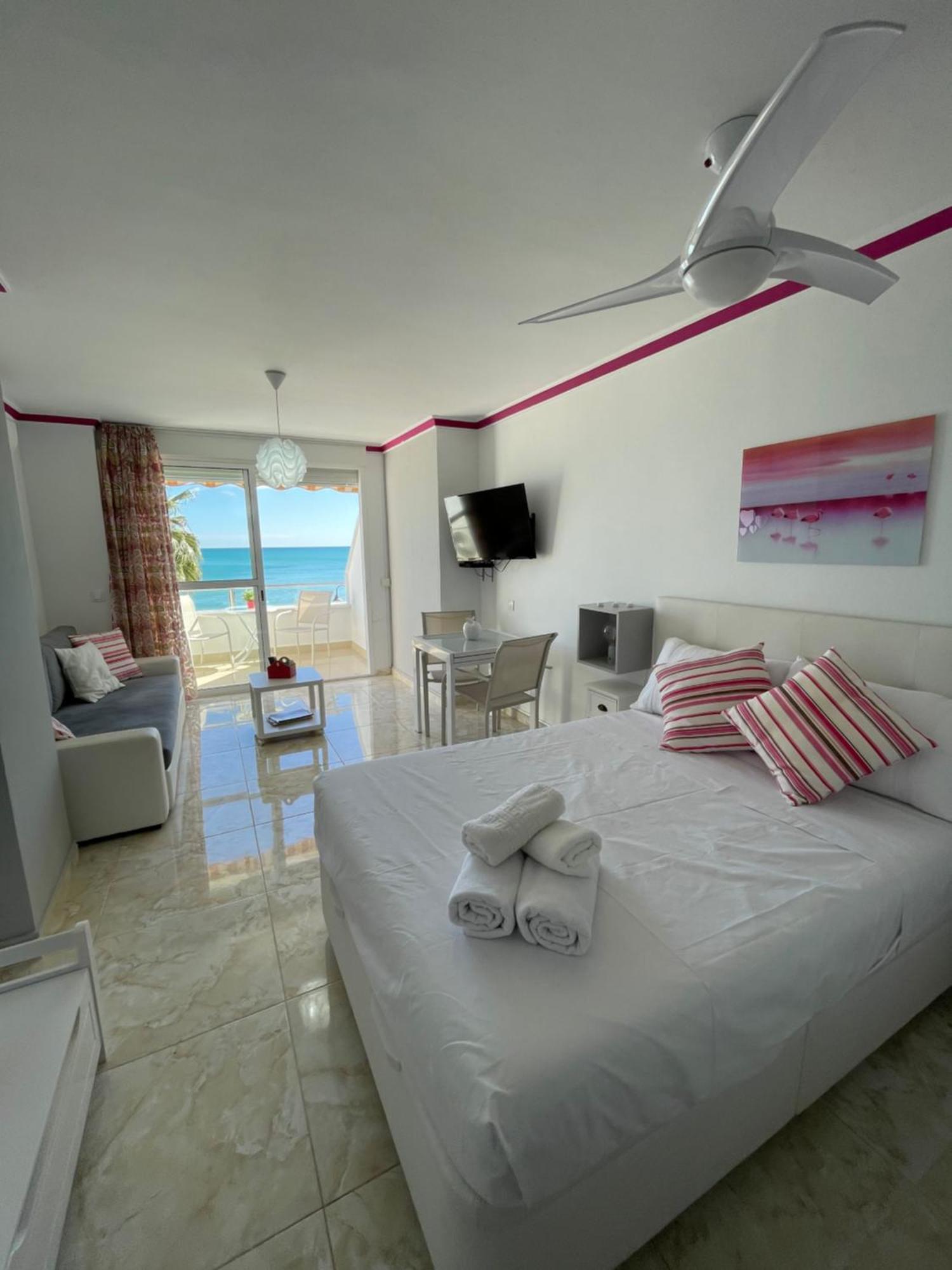 Roca Chica. Studio - First Line Beach Torremolinos Eksteriør bilde