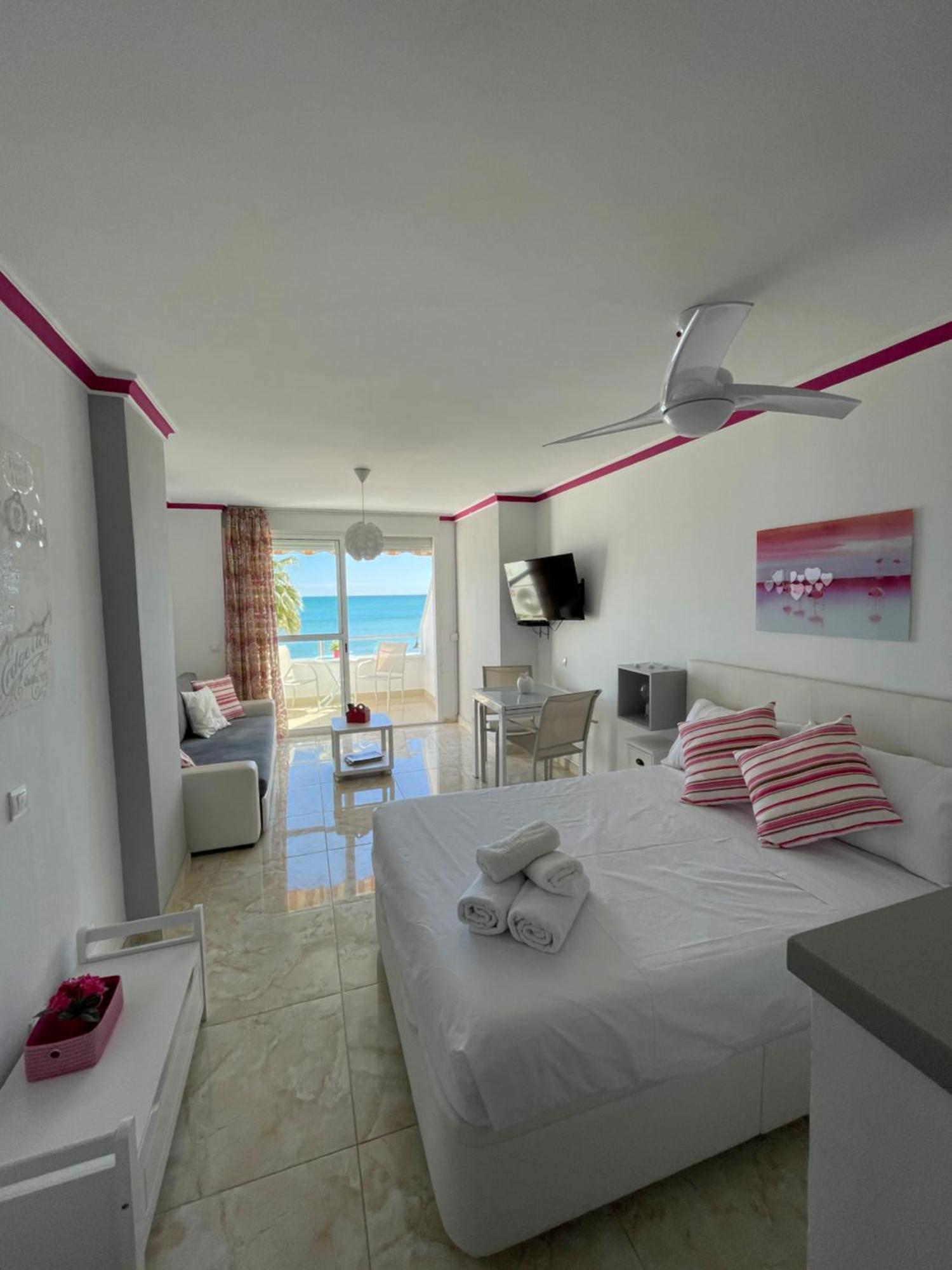 Roca Chica. Studio - First Line Beach Torremolinos Eksteriør bilde