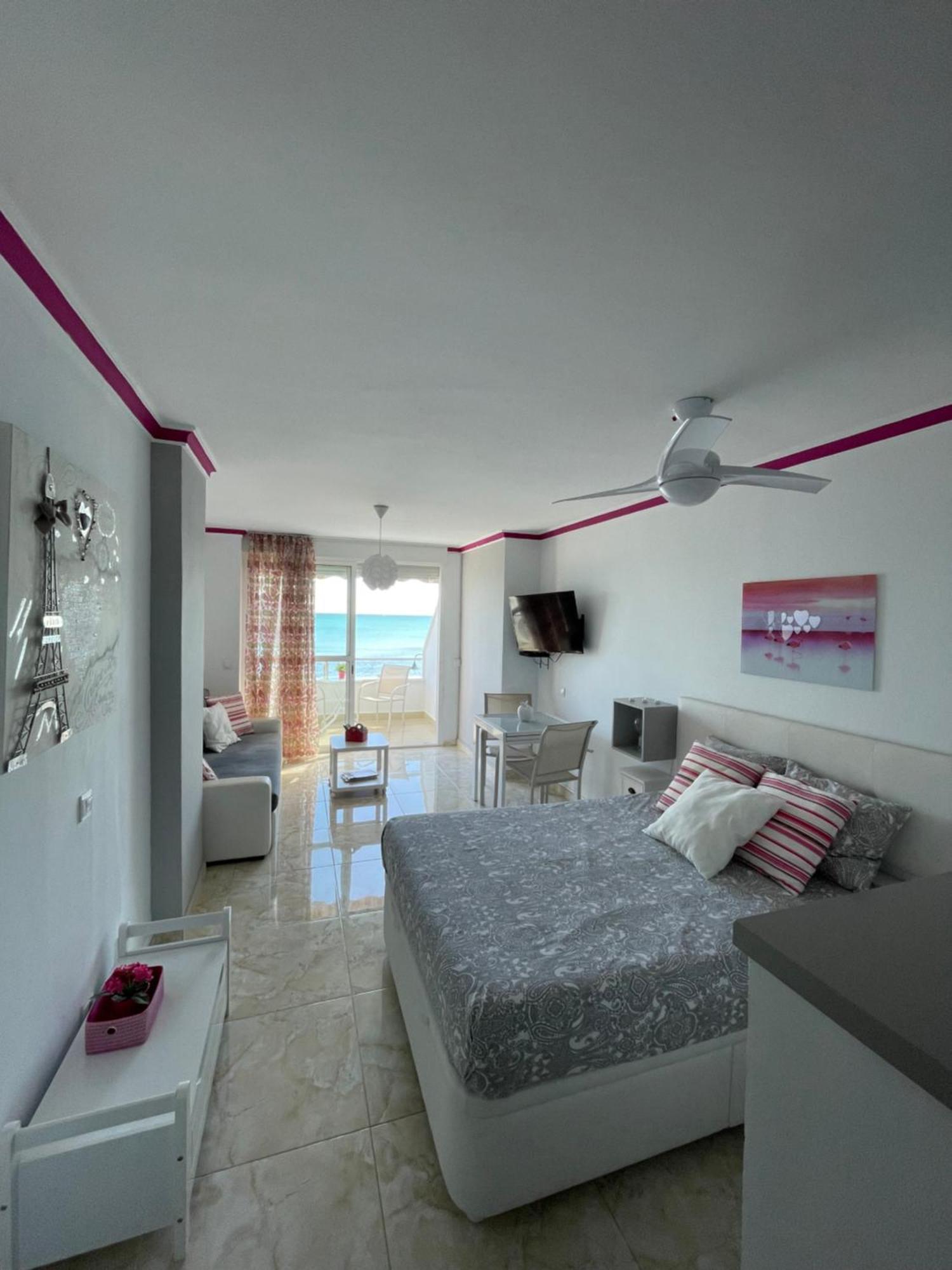 Roca Chica. Studio - First Line Beach Torremolinos Eksteriør bilde