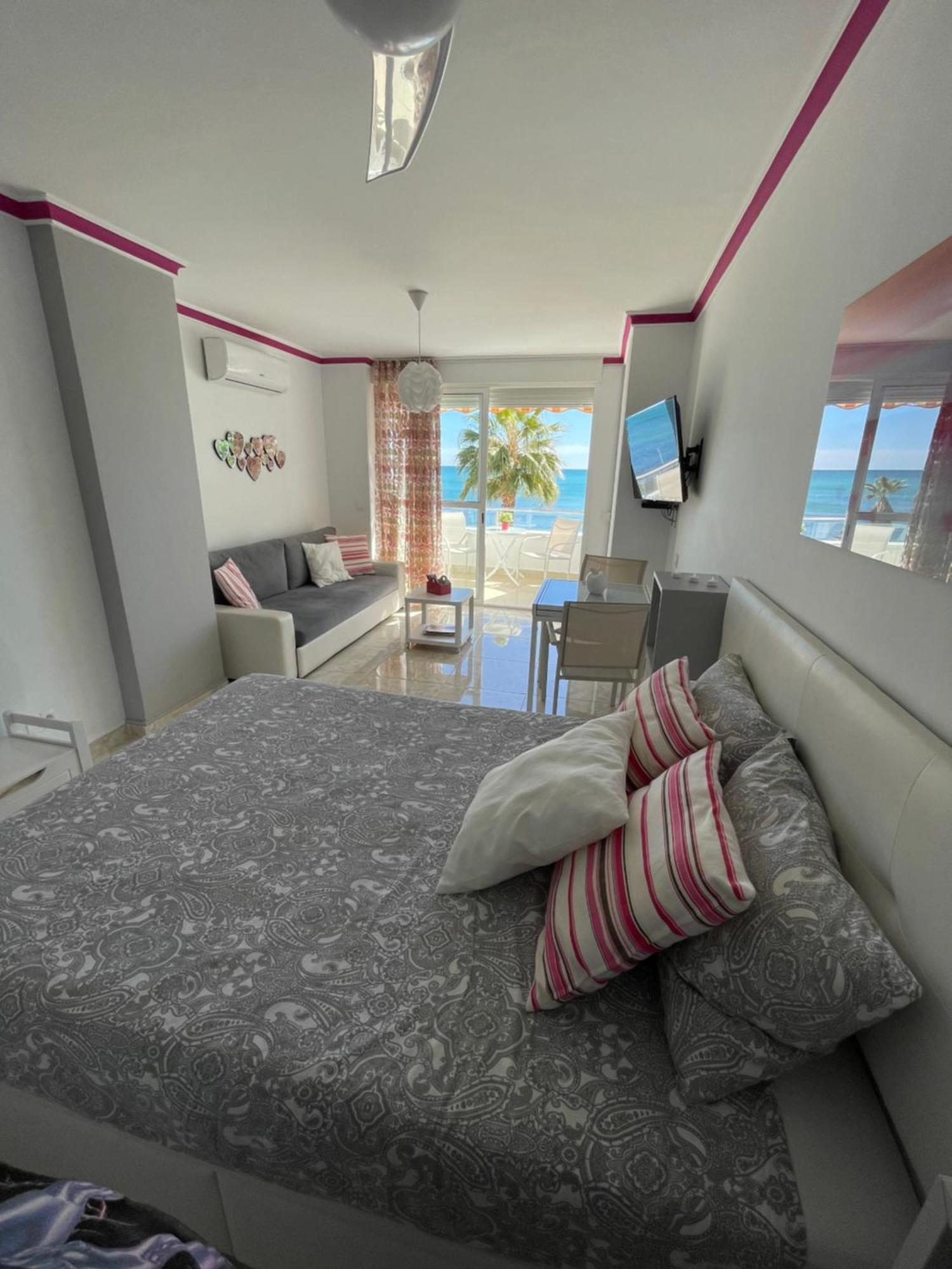 Roca Chica. Studio - First Line Beach Torremolinos Eksteriør bilde